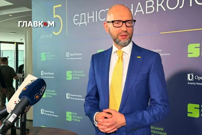 Яценюк пригадав, як одного торта «Рошен» вистачило Порошенку для перемоги
