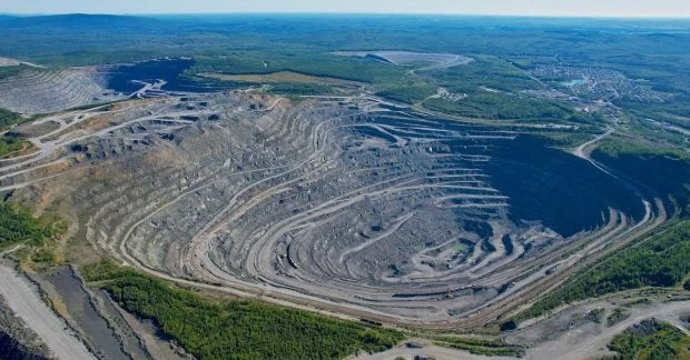 Іспанія перетворила 300-метровий вугільний кар’єр на гігантське озеро
