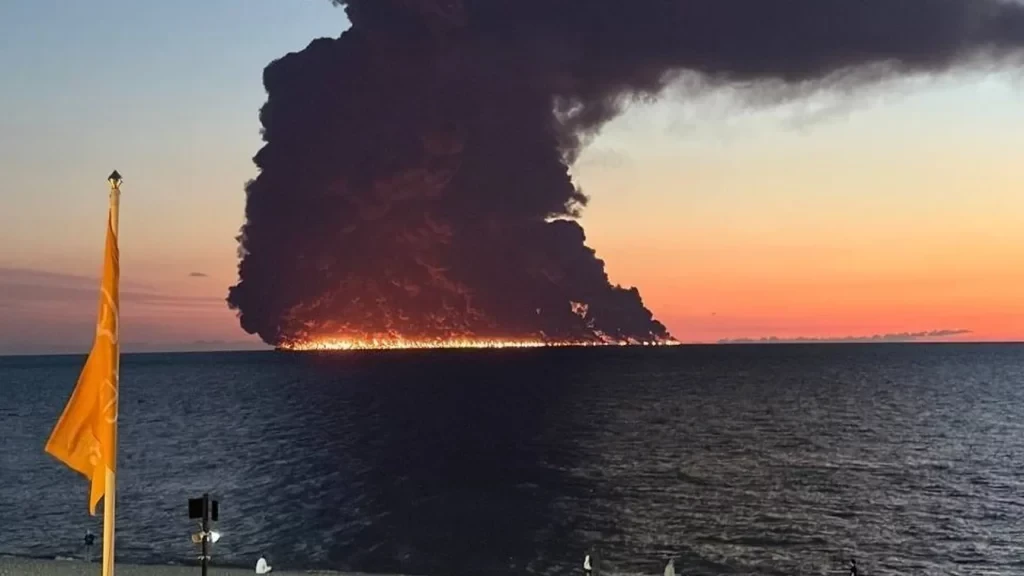 У Чорному морі біля Сочі горить підсанкційний нафтовий танкер: деталі (відео)